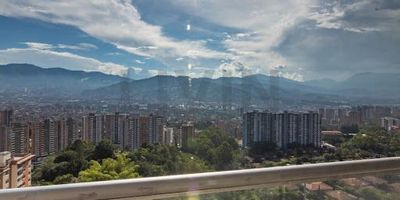 Apartamento en arquitectura clásica, cuenta con un área de 70 m2 distribuidos en 2 alcobas, la habitación principal con closet y baño completo, la auxiliar con closet, sala-comedor, cocina abierta, baño social completo, zona de ropas, balcón con vista panorámica, parqueadero cubierto y cuarto útil. La unidad cuenta, gimnasio, parque infantil, ascensor, parqueadero de visitantes, vigilancia las 24 hrs. Sector tranquilo, perfecto para su seguridad y la de sus seres queridos, cuenta con fácil acceso a transporte publico, cerca a supermercados. 