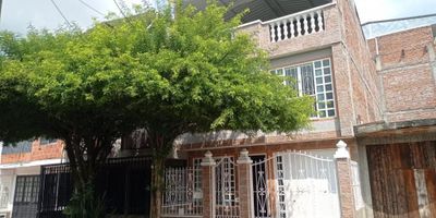 Alquilamos casa amplia e iluminada de tres niveles para estrenar, en Palmira; en el barrio villa Claudia, con un área de 300m2, en el primer nivel cuenta con antejardín, garaje cubierto, sala, estudio, baño social, dios patios, cocina con gabinetes superiores e inferiores y comedor. Segundo nivel cuenta con cuatro habitaciones con sus respectivos closet; habitación principal con baño privado, sala auxiliar y baño auxiliar. Tercer nivel cuenta con dos terrazas una interna y otra externa, zona de oficios, calentador y baño auxiliar.