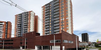 Te presentamos confortable apartamento  ubicado en el sector de Rionegro, un lugar estratégico de la ciudad gracias a su alto flujo peatonal y vehicular,  cuenta con sala, comedor, cocina, zona de ropas, balcón, baño social, alcoba principal con vestier y baño privado, dos alcobas con closet. SE VENDE CON SERVICIO DE ENERGIA PROVICIONAL.Cerca podrás encontrar centros comerciales, parques, zonas gastronómicas, bares, restaurantes, clínicas, no esperes más y anímate a encontrar con nosotros tu lugar ideal. Contáctanos y déjanos tener el privilegio de atenderte. 