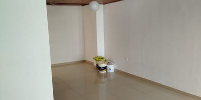 Este apartamento en arriendo, ubicado en el barrio El Porvenir, Barranquilla, Atlántico, cuenta con 80 m², 2 habitaciones, 1 baño y 1 parqueadero. Con 15 años de antigüedad y estrato 4, ofrece una buena ubicación con fácil acceso a transporte público en Barranquilla. El canon mensual es de $1.400.000. Para más información o para programar una visita, puede contactarnos por whatsapp, quiero que me contacten o ver telefonos.