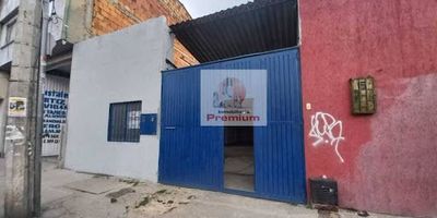  Bodega en excelente ubicación – Cerca a estaciones de TransMilenio Características: Área total: 300 m² Frente: 10 metros Fondo: 20 metros Altura: 6 metros libres Nivel: Un solo nivel  Energía trifásica con capacidad de 30 kVA Piso de alto impacto, ideal para maquinaria pesada  Portón metálico de 5 metros de altura, apto para ingreso de camiones y furgones Ubicación estratégica, cercana a importantes vías y estaciones de TransMilenio, lo que facilita el transporte de personal y mercancía.