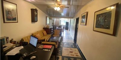 CASA CON RENTA EN VENTA EN CENTRO DE PEREIRA

Oportunidad para inversionistas que buscan una propiedad con renta garantizada en una ubicación estratégica. Esta casa es ideal para quienes desean una fuente de ingresos estable, con la flexibilidad de tener tres espacios independientes, cada uno con sus propios servicios públicos.

 

Características de la propiedad

Esta vivienda multifamiliar se distribuye en dos niveles y un local comercial, cada uno completamente independiente. El primer piso tiene tres habitaciones, sala-comedor, cocina, zona de ropas, un salón adicional y un baño. El segundo piso cuenta con cinco habitaciones, sala-comedor, cocina, sala auxiliar, mirador, terraza y dos baños. El local comercial incluye un baño y puede funcionar como garaje.

 

Renta mensual

Actualmente, la propiedad produce una renta mensual de la siguiente manera: el primer piso genera 1.000.000, el segundo piso genera 1.200.000 y el local comercial produce 800.000. Esto genera un ingreso total de 3.000.000 de pesos.

 

Entorno y acceso

Ubicada en el centro de Pereira, esta propiedad tiene fácil acceso a zonas comerciales y de servicios. Su ubicación es ideal para quienes buscan vivir o invertir en un área de alta demanda. La construcción en ladrillo y concreto garantiza una estructura sólida y duradera.

 

Contáctanos

Para más información, agenda una visita guiada o resolver dudas. Comunícate con nosotros de forma inmediata a través de WhatsApp. Estamos listos para atenderte y ayudarte a encontrar tu próximo hogar.


 
