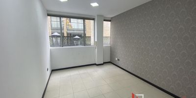 Se arrienda luminosa oficina ubicada en Unicentro, se encuentra en el segundo piso, con un área libre bien distribuida que facilita la adecuación. Dispone de baño privado, pisos en cerámica de fácil mantenimiento, muros con acabados modernos y papel tapiz decorativo, además de un ventanal amplio que proporciona excelente iluminación natural y ventilación.

El sector ofrece excelente conectividad por vías principales como la Cra. 15, Calle 127 y Calle 122 cerca a restaurantes, sector comercial. CONTACTENOS Cod: 602