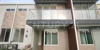 ¿Quieres una vivienda que lo tenga todo? Esta casa en venta es la opción perfecta para ti y tu familia. Disfruta de la tranquilidad de una unidad con vigilancia privada y zonas comunes espectaculares: piscina, gimnasio y parque infantil. La propiedad cuenta con tres acogedoras habitaciones, cada una con su baño y clóset, además de una moderna cocina en mármol y amplia sala comedor. ¡Haz realidad el estilo de vida que siempre soñaste!