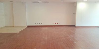 Arriendo y/o Venta de Local de 136 metros cuadrados,  Ubicado en edificio corporativo, en excelente sector. El local cuenta con altura de 3 metros, espacio abierto para adecuar según la necesidad de la empresa, pisos en madera laminada y cerámica, muros pañetados, estucados y pintados, cielorrasos estucados y pintados, perfiles de aluminio mas duracustic, carpintería de madera, puertas interiores, tres baños enchapados en cerámica, cocina con muebles en madecor y mesón en acero inoxidable y un parqueadero privado. Ideal para restaurante, oficinas de atención al publico. El edificio cuenta con lobby de doble altura, recepción, terraza para almuerzo de los empleados, auditorio con capacidad para 200 personas con terraza, planta eléctrica de suplencia total, dos ascensores, gabinete contra incendios, batería de baños para hombres y mujeres en cada piso y vigilancia 24/7. El sector se caracteriza por contar con parques públicos, hoteles, restaurantes, zona bancaria y comercial. Excelentes vías de acceso como la Carrera Once, Carrera Quince y Avenida diecinueve. Transporte público cercano SITP. Invierte y gana desde el primer día, oficina con ingresos asegurados.