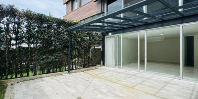 Casa sin amoblar en arriendo (En muy buen estado). Ubicado en Envigado, Loma del Chocho, consta de 4 niveles, Entrada principal: garaje doble cubierto y cuarto útil, Planta baja: sala de estar, baño social completo, jardín y bbq. Primer piso: baño auxiliar, sala comedor, cocina integral y zona de ropa independiente. Segundo piso: dos habitaciones auxiliares con baño completo y Vestier, Una habitación principal con baño completo y clóset walkingTercer piso: terraza con carpa y ducha servicio. Unidad cerrada con seguridad 24 horas, shut de basuras. Zonas húmedas: piscina y turco. Zonas comunes: juegos infantiles, y cancha.