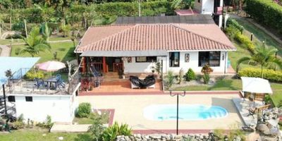 CODIGO:944FR5848

?? Finca en Venta – Vereda Payacal, La Mesa (Cundinamarca) ?✨ COD:FLU-558

? La Mesa, Cundinamarca – Mesa de Yeguas
? $950.000.000 COP
? 1.700 m² Construidos | ? 145 m² Área Total
? 3 Habitaciones | ? 9 Baños | ? 10 Parqueaderos
? Construcción: 2021

? Características únicas:
?‍♂️ Piscina privada
? Zona BBQ & Asador
? Jardín privado y patio de servicio
? Sala, balcón y cuarto de TV
? Cocina integral equipada + despensa
? Espacios iluminados con luz natural
? Fraccionamiento privado – seguridad y tranquilidad

? Ideal para descanso, reuniones familiares o inversión en turismo rural.

? ¡Agenda tu visita y enamórate de esta finca exclusiva en La Mesa!

#FincaEnVenta #LaMesa #Cundinamarca #InversiónRural #Naturaleza #TurismoRural #TuRefugioIdeal #VidaTranquila
