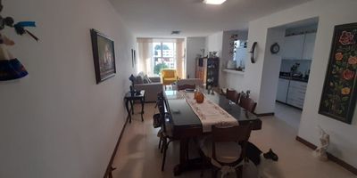 Apartamento en venta en Pinares en unidad cerrada, cerca a supermercados de cadena, rutas de transporte público y servicios complementarios de la zona. Cuenta con salacomedor, pisos en cerámica, estudio, tres habitaciones con closet, dos baños, cocina integral en mesón de mármol, estufa, calentador a gas y zona de ropas. La unidad posee de un parqueadero cubierto con cuarto útil, ascensor, circuito cerrado de tv, vigilancia y portería las 24 horas. Inmueble sujeto a verificación de disponibilidad.

