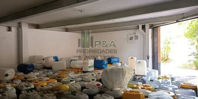 ¡Gran oportunidad en zona exclusiva de Sevilla! 
Se arrienda amplia bodega de 105m2 en uno de los barrios más valorados de Medellín. Ubicada en la exclusiva zona de Sevilla, a pocos minutos de los mejores colegios, centros comerciales y vías de acceso.
Esta bodega cuenta con un espacioso e iluminado ambiente abierto ideal para oficinas, taller, showroom u otro tipo de negocio. Además, dispone de 2 amplios y luminosos baños. 
La ubicación es inmejorable, a solo minutos encontramos reconocidos colegios Y. También está a pasos de los centros comerciales. 
En cuanto a transporte, está a una cuadra de la estación del metro. Ideal para el flujo diario de trabajadores y clientes.
¡No deje pasar esta excelente oportunidad en uno de los sectores más valorizados y privilegiados de la ciudad! Comuníquese con nosotros para agenda de visitas.
El valor del Canon es mas IVA