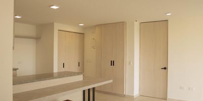 Apartamento en venta en Cerritos en unidad cerrada cerca a restaurantes, rutas de transporte público y servicios complementarios de la zona. Cuenta con salacomedor, pisos en cerámica, hall de alcobas, tres habitaciones, tres baños, tina, jacuzzi, cocina integral en mesón de granito, estufa, calentador a gas y zona de ropas. La unidad posee de dos parqueaderos cubiertos con cuarto útil, parques infantiles, placa polideportiva, piscina, gimnasio, salón comunal, sauna turco, cancha de squash, cancha de tenis, zonas verdes, circuito cerrado de tv, vigilancia y portería las 24 horas. Inmueble sujeto a verificación de disponibilidad.