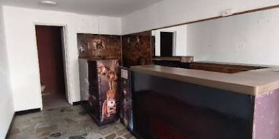 Se arrienda local comercial de 32 metros cuadrados, ubicado en una de las zonas más dinámicas y estratégicas del norte de Bogotá el barrio Prado Veraniego. Esta propiedad es ideal para emprendimientos, negocios en expansión, oficinas, consultorios o comercio al detal que busque visibilidad, afluencia peatonal y facilidad de acceso para clientes y empleados. Excelente iluminación natural, lo que reduce costos energéticos y mejora el ambiente de trabajo. Piso en cerámica, resistente al alto tráfico y fácil de mantener. Cuenta con 1 baño privado. Espacio de planta libre que permite una fácil adecuación según la necesidad del negocio. Situado cerca de vías principales como la Calle 134, Calle 138 y la Autopista Norte, lo que permite un acceso rápido y cómodo desde distintos puntos de la ciudad. A pocos minutos caminando de la Estación de Transmilenio Autopista Norte y múltiples paraderos del SITP, lo que facilita el acceso tanto para clientes como para empleados. 