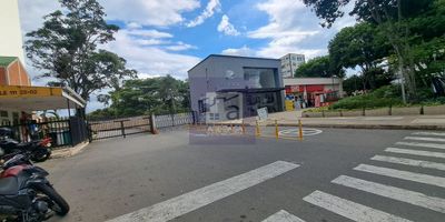 cod 4137 se arrienda apartamento en bucaramanga, 3 alcobas con closet, alcoba principal con baño, sala comedor, cocina integral, 1 baño auxiliar, hall estudio, balcon, instalacion lavadora, zona de ropas, techo en placa, piso en ceramica, citofono, salon social, canchas, zonas verdes, piscinas, gimnasio, zona juegos, ascensor, vigilancia, parqueadero, valor admon ($276.000) a la fecha, pendiente definir con la administracion del conjunto.