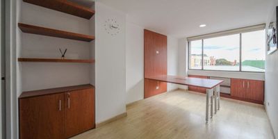 Amplia oficina remodelada al frente de Unicentro, cuenta con dos amplios espacios y baño. Ideal para una o un grupo pequeño de personas que necesiten tranquilidad y una oficina bonita para recibir a sus clientes. También se puede adaptar fácilmente como consultorio médico u odontológico. Adicionalmente, la fachada del edificio se encuentra en renovación. La oficina cuenta con amplio parqueadero independiente y vigilancia 24 horas.