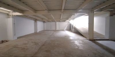 Sotano comercial de 200 m en arriendo, ubicado en pleno corazon de Cuba, Pereira.
Su localizacion estrategica en una de las zonas mas activas y comerciales de la ciudad lo convierte en una excelente oportunidad para negocios que buscan comodidad y crecimiento. Rodeado de comercio, servicios y alto flujo peatonal, este espacio ofrece una distribucion versatil que se adapta a usos comerciales, institucionales o de servicios.
Ideal para posicionar tu marca en un punto clave de Pereira. Conocelo y aprovecha esta oportunidad!