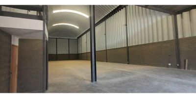 Características del inmueble:
Área total construida: 837,09 m² // Área de almacenamiento: 718,87 m² // Área de mezanine: 118,22 m² // Resistencia de pisos: 5 ton/m² // Altura a cumbrera: 12 m // Muelles de carga y descarga.

Ventajas adicionales:
Ubicada en moderno complejo industrial con la mejor localización del sector // Accesos amplios y vías internas de tránsito pesado // Infraestructura de redes de alta tensión subterráneas, fibra óptica y red contra incendios // Cercanía a puertos de aguas profundas a solo 6 km // Uso versátil para almacenamiento, transformación industrial, punto comercial u operaciones administrativas.
