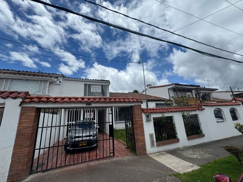 Casa de 5 alcobas en venta en Ub. Hacienda Cordoba Niza, Bogotá, 252 m² · foto 2 de 20