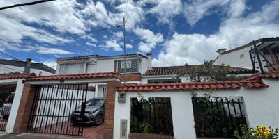 VENTA CASA LAS VILLAS RQ13825
AREA.L: 9X29: 262 AREA.C: 252 ESTRATO 5
En el corazón de la ciudad, se encuentra este imponente apartamento de 252 metros cuadrados. Con 5 habitaciones y 3 baños, ofrece un amplio espacio para toda la familia. Los 3 parqueaderos garantizan comodidad y seguridad. Su diseño moderno y elegante crea un ambiente acogedor y sofisticado. Disfruta de vistas panorámicas y una ubicación privilegiada. Este hogar es el equilibrio perfecto entre lujo y funcionalidad. ¡Bienvenido a tu nuevo estilo de vida!