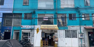 Tu oportunidad de Emprender
Local en un segundo piso en el barrio el Mortiño con alto trafico de personas en un área de treinta y ocho metros cuadrados con medidas cuatro de frente por doce metros  de fondo, un baño, servicios de agua y luz independientes.
A poca distancia de almacenes de cadena, instituciones educativas y áreas de recreación. Con vías de acceso por la calle ochenta, setenta y dos y sesenta y tres. 