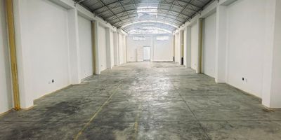 Se vende Bodega  - Barrio San Fernando bodega de 350m2 

Tiene De frente 7.50m
Tiene de fondo 47m

Ubicación:
- Barrio San Fernando, a media cuadra de la Calle 5
- Cerca del Barrio Alameda y El Cedro
- CERCA AL CENTRO DE CALI

Características de la Bodega:
- Área: 350 m²
- Doble altura
- Energía: 220W
- 2 baños con ducha

Ideales para:
- Bodega de almacenamiento
- Bodega con cuartos fríos
- Iglesias
- Empresas
- Negocios en crecimiento

Precio:
- $750.000.000 COP

Ventajas:
- Ubicación estratégica en un barrio bien comunicado
- Espacio amplio y versátil para diferentes usos
- Oportunidad de inversión para empresas y negocios

Contacto:
Para más información y visitas, por favor contactarnos. Esta bodega ofrece un gran potencial para diversas actividades comerciales y de almacenamiento, siendo una excelente oportunidad para quienes buscan un espacio amplio y bien ubicado.