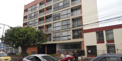 Garaje sencillo cubierto  21, sin deposito. Apartamento exterior en un solo ambiente con puerta de seguridad, balcón, salacomedor, cocina tipo americano con estufa mixta, horno eléctrico extractor de olores digital y lavaplatos, área de ropas con lavadero e instalavadora, calentador de paso eléctrico. Alcoba con closet y baño, pisos laminados y en cerámica, cortinas cheer y blackout. Edificio con ascensor, terraza comunal y portería permanente. Ubicado a tres cuadras de la estación Cl 100 de Transmilenio y a tres cuadras de la NQS