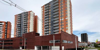 Sala, comedor, cocina, zona de ropas, balcón, baño social, alcoba principal con vestier y baño privado, alcoba 2 con closet.Tiene Portería 24 horas y citofonía, juegos infantiles, piscina para adultos y niños, gimnasio, salón social, 2 ascensores por torre.