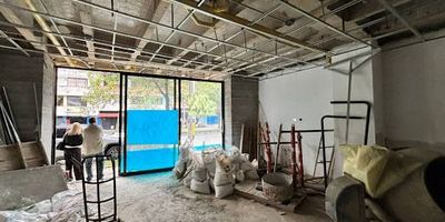 Local con ubicación privilegiada en Envigado, este local  le brinda a su marca o negocio una excelente visibilidad y vitrina comercial, ya que esta ubicado en una via principal que tiene buen flujo peatonal y vehicular, si busca que su negocio o marca siga creciendo este es el local indicado para eso, tambien cabe resaltar que es una muy buena ubicación en Envigado, buenas rutas de transporte para sus colaboradores, llámenos para visitar el próximo local de su marca o negocio.