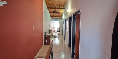 Barrio Poblado 1– Cali

 Ubicación: Barrio Poblado, Cali – Excelente ubicación cerca de zona comercial y de almacenes de cadena como Éxito y Súper Uno.

 Precio de venta: $275.000.000

 Características del inmueble:
	•	Habitaciones: 3
	•	Baños: 2
	•	Sala comedor: Amplia e iluminada
	•	Sala de TV / Estudio: Sí
	•	Zona de lavado: Sí
	•	Ante jardín: Sí
	•	Parqueadero/Local: 1 (versátil para negocio o vehículo)

 Distribución:
	•	Área social con sala comedor integrada
	•	Espacio adicional para estudio o sala de TV
	•	Cocina con salida hacia zona de lavado
	•	3 alcobas cómodas
	•	2 baños completos
	•	Ante jardín al frente con acceso al parqueadero/local

 Documentación y condiciones:
	•	Propiedad libre de todo – lista para escriturar.
	•	Se aceptan formas de pago:
	•	Crédito hipotecario
	•	Caja de Honor
	•	Fondo Nacional del Ahorro

 Una excelente opción para vivienda familiar o inversión en una de las zonas más apetecidas del oriente de Cali.