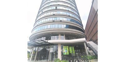 Excelente oportunidad de alquiler en una de las zonas más privilegiadas de la ciudad. Este moderno consultorio se encuentra ubicado en una zona de gran auge y crecimiento, rodeado de una amplia variedad de servicios y comercios que brindan una excelente comodidad y calidad de vida a sus habitantes. Además, cuenta con un fácil acceso a las principales vías de transporte público, lo que facilitará la llegada de pacientes y clientes.

Con una impresionante área total de 33.0 metros cuadrados, este consultorio cuenta con un diseño moderno y funcional, perfecto para satisfacer las necesidades de cualquier profesional médico o de negocios. Su distribución interna de 1 alcoba y 1 baño, lo hacen ideal para una amplia variedad de actividades y servicios especializados.

Los acabados de primera calidad, incluyendo su suelo de cerámica y mármol, le dan un toque de elegancia y profesionalismo a todo el espacio. Desde el interior, podrás disfrutar de una hermosa vista panorámica de la ciudad, lo que sin duda contribuirá a crear un ambiente agradable y motivador para ti y tus pacientes.

A su vez, este consultorio se encuentra ubicado en un moderno edificio con todas las comodidades y servicios que necesitas para desarrollar tu actividad de manera exitosa. Entre ellas, se destacan su acceso pavimentado, ascensor, centro médico y oficina de negocios, lo que garantizará una excelente experiencia para todos los usuarios.

Además, podrás disfrutar de un garaje propio, así como de un parqueadero de visitantes, lo que facilitará el acceso y la comodidad de tus clientes. Para tu tranquilidad, el edificio cuenta con un circuito cerrado de televisión, portería y vigilancia las 24 horas del día, lo que garantizará la seguridad y privacidad de todos los que ingresen al lugar.

Otro gran beneficio de este consultorio es su ubicación en una zona urbana, lo que te facilitará la gestión de tus servicios y la llegada de tus pacientes. Asimismo, se encuentra dentro de