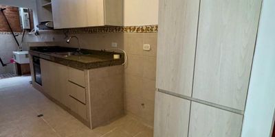 Hermosa y amplia casa en venta, ubicada en valle del lili, primer piso. Tiene sala, sala de estar, comedor, patio, cocina y cuarto de servicio, garaje con espacio para 3 carros. 
Segundo piso tiene 3 habitaciones 2 con Vestier, 3 baños y tiene para adaptar otra habitación. 
Totalmente libre de deudas y cerca a la autopista simón bolívar.