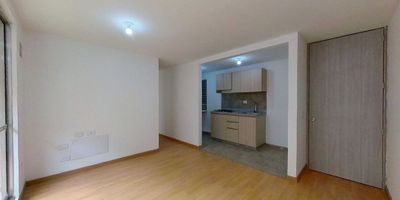 Apartamento en Cerezo de novaterra venta de 48 M², con vista interior, ubicado en un 5to piso (Torre 17 Apto 565), acceso por ascensor, parqueadero propio cubierto (523). Consta de 3 habitaciones, 2 baños, sala comedor, cocina integral y zona de lavandería. Tiene piso laminado en habitaciones y zona social y cerámico en baños y cocina. El conjunto cuenta con zona verde, cancha múltiple, zona BBQ, parque infantil salón social, vigilancia privada las 24 horas; cerca a Vías de acceso por la Calle 17 Sur. NID 20783682434 
