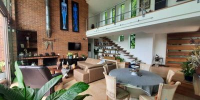 Casa en venta sector el Retiro Antioquia, ubicada en parcelación con área de lote de 10.000 m2 y construidos 320 m2 en 2 niveles, 3 habitaciones, 3 baños completos, habitación de servicio con baño, cocina integral semiabierta, cocina auxiliar exterior, despensa, zona de ropas, sala comedor. chimenea, deck, jardín, estudio, closet de linos , terraza en segundo nivel, lago con patos, lago con peces, pequeño gallinero , cuarto útil, 2 parqueaderos cubiertos, zona exterior de parqueo, estrato 2, La parcelación cuenta con vigilancia 24 horas, zonas verdes, 2 cascadas naturales, 2 miradores, juegos infantiles y zonas verdes.
Vista hacia la represa de la Fe