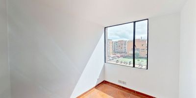 Apartamento en La estancia 1 venta de 49m2, con vista interior, ubicado en un 3er piso (Torre 17 Apto 301), acceso por escaleras. Consta de 3 habitaciones, 2 baños, sala comedor, cocina y zona de lavandería. Tiene piso cerámico en todas sus zonas. El conjunto cuenta con salón comunal, gimnasio, zonas verdes, parque infantil y vigilancia privada las 24 horas. Cerca a centro comercial EcoPlaza; cerca a tiendas y supermercados de barrio; cerca a colegio Cristiano Integral de Funza; cerca a paraderos de transporte publico; Vías de acceso por la Avenida carrera 13 este y calle 17NID 36417652126 

