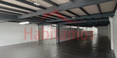 ¡Gran oportunidad de negocio en el corazón de Medellín!
Te presentamos esta amplia bodega de 270m2 ubicada estratégicamente en Guayabal, uno de los sectores con mayor dinamismo comercial de la ciudad. 
Ubicada en el piso número 2, cuenta con pisos en cerámica y reforzados, ideales para almacenar grandes volúmenes de mercancía. Su estructura sólida y techos altos permiten un sin fin de posibilidades para tu emprendimiento.
hay buen espacio dentro de el centro mercantil facilitando el transporte de productos e insumos. Incluye también una cocina sencilla para comodidad del personal.
Si estás buscando un espacio amplio y estratégico para abrir tu negocio, distribuir tus productos o ampliar tu almacén, esta bodega en el corazón comercial de Medellín es tu mejor opción. Llámanos hoy para agendar una visita. ¡No dejes pasar esta oportunidad!