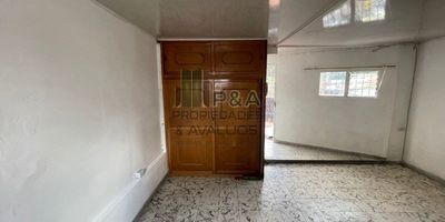 ¡Encuentra tu hogar ideal en el corazón de Medellín! 
Te ofrecemos un acogedor apartaestudio de 45m2 en uno de los barrios más vibrantes y estratégicos de la ciudad: Laureles. 
Ubicado en el piso 4, a solo minutos encontraras colegios de primer nivel, centros comerciales y diferentes opciones de transporte público para moverte con facilidad.
Desde su terraza podrás disfrutar de las mejores vistas de la ciudad. ¿Te imaginas empezar tu día viendo el amanecer sobre los cerros tutelares? 
¡Este es el lugar ideal para estudiantes, profesionales y cualquier persona que busque independizarse en una zona céntrica, segura y llena de vida!
No dejes pasar esta oportunidad. ¡Contactanos ya mismo para agendar una visita!