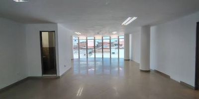 En el corazón del centro de la ciudad, este amplio tercer piso de 587m es ideal para oficinas o consultorios. Cuenta con múltiples divisiones que permiten una distribución funcional de espacios de trabajo, salas de reuniones o áreas privadas. Incluye baños en excelente estado, iluminación natural y buena ventilación. La ubicación estratégica garantiza fácil acceso a transporte público, comercios, bancos y servicios. Ideal para empresas que buscan proyección y comodidad en una zona de alto flujo peatonal. El edificio es seguro, con acceso controlado y mantenimiento constante. Una excelente oportunidad para establecer su negocio en una de las zonas más dinámicas de la ciudad.