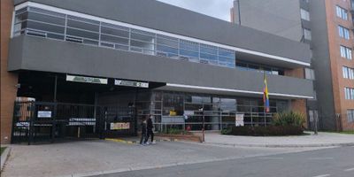 Apartamento en Cerezo hacienda alcala venta de 67M², con vista exterior, ubicado en un 1er piso (Torre 18 Apto 102), acceso por hall de la torre , parqueadero propio cubierto (692). Consta de 3 habitaciones, 2 baños, sala comedor, cocina integral y zona de lavandería. Tiene piso laminado en habitaciones y zona social y cerámico en baños y cocina. El conjunto cuenta con salón comunal, zonas verdes, parque infantil, piscina y vigilancia privada las 24 horas. Cerca a centro comercial EcoPlaza; cerca a tiendas y supermercados de barrio; cerca a colegio Innova Schools Mosquera; cerca a paraderos de transporte publico e intermunicipal; Vías de acceso por la Calle 10 Sur y Calle 9 Sur.NID 37676738076
