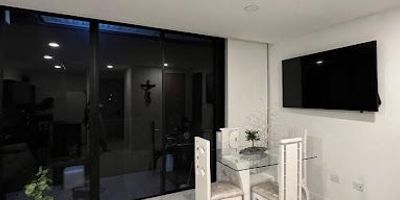 Apartamento en Cerritos  Entrada por El Tigre y Galicia Este moderno apartamento de construcción nueva ofrece un estilo de vida exclusivo en una de las zonas más apetecidas de Pereira. Consta de 2 habitaciones, cada una con vestier y baño privado, más un baño social. Disfruta de una amplia sala comedor, cocina integral, zona de lavado y un encantador mirador con vista panorámica de 180 en el último piso. Incluye 2 parqueaderos y depósito. El conjunto residencial brinda una experiencia única con gimnasio, senderos peatonales y ecológicos, zona de meditación, coworking, zona de lectura, salón social y ascensores amplios. Todo esto rodeado de naturaleza, tranquilidad y una ubicación estratégica cerca de supermercados, centros comerciales y el aeropuerto Matecaña MARCELA BOJACÁ