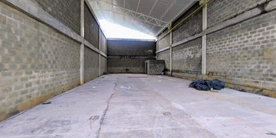 Bodega en arriendo de 300 m en San Felix, ideal para tu operacion logistica o comercial! Amplia, funcional y ubicada en una zona estrategica, cuenta con bano, cocineta y puerta tipo persiana que facilita el ingreso de mercancia. Ofrece excelente acceso al transporte publico, lo que la convierte en una opcion perfecta para empresas que buscan comodidad, ubicacion y eficiencia operativa.