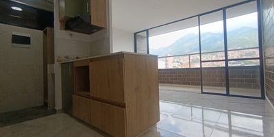 Arriendo Bello Apartamento Niquia, en unidad, estrato 3, cómodo acogedor, con un área de 56 m2, en su interior disfrutamos de 2 alcobas con closet, 2 baños cabinados, sala comedor, cocina integral con anaqueles superiores e inferiores, estufa y extractor, zona de ropas, red de gas calentador, balcón, piso en cerámica, parqueadero privado, la unidad cuenta con Portería 24 horas, Piscina para adultos y niños, Sala cine, Salón social, Parqueadero de visitantes, Gimnasio, Cancha, Parque Niños, Zona BBQ, Espejo de agua, Sauna, Zonas verdes, coworking, Cerca al tránsito de Niquia, estación metro, Tulio Ospina, Éxito y puerta del norte, excelente rutas de buses