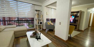 Se vende hermoso apartamento de 87 metros cuadrados en Salitre Oriental con una de las zonas con mayor valorización seguridad y proyección de desarrollo empresarial en Bogotá Ideal para vivir o invertir gracias a su conectividad actual.
Características del apartamento 
Piso 4, 3 habitaciones confortables, 2 baños completos, Estudio ideal para teletrabajo,
Sala comedor con ventanales de piso a techo excelente luz natural y sol de la mañana, Cocina integral moderna, Zona de ropas independiente, 2 parqueaderos en línea cubiertos, Depósito privado, Shut de basuras en el piso, Ascensores recientemente remodelados.
A solo 5 minutos caminando de estaciones de TransMilenio por la Calle 26 y 68 a pocos minutos de la futura estación del Regiotram rápido acceso a centros comerciales como Gran Estación Salitre Plaza Plaza Claro Ciprés y La 50 A 15 minutos del Aeropuerto El Dorado. 
