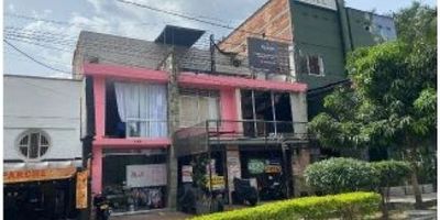 En venta hermoso lote/terreno ubicado en una de las zonas más privilegiadas de Medellín, Antioquia. Este inmueble cuenta con un área total de 357.43 M2, tanto de área terreno como de área construida y privada, lo que lo hace ideal para construir a tu medida y gusto.

En cuanto a servicios, el lote cuenta con agua, electricidad y gas domiciliario, lo que garantiza una vida cómoda y sin contratiempos. También cuenta con un balcón, perfecto para disfrutar de las vistas de la ciudad o para tomar un café por las mañanas.

Este lote se encuentra en una zona exclusiva y de alta valorización, rodeada de amplias zonas verdes y con acceso pavimentado. Además, cuenta con la tranquilidad y seguridad que brindan los circuitos cerrados de TV y la vigilancia permanente.

Su cercanía a centros comerciales, colegios y universidades, así como al transporte público, lo hacen ideal para aquellos que buscan comodidad y bienestar en su día a día. Y para los amantes del deporte, cuenta con zonas deportivas para mantenerse en forma y saludable.

Posibles usos: Hotelería, Restaurantes, Rooftop,
Rentas cortas, Apartamentos turísticos.

Frente: 12 metros
Alta mixtura
