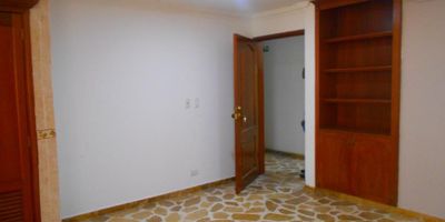 Renta lindo apartamento de 3 ambientes, ubicado en el 2  piso  en  edificio de 6 pisos , barrio Ingenio, sus características: sala comedor, estudio, 1 alcoba con closet de pared a pared,1 baño ,cocina integral ,zona de oficios, 1 parqueadero cubierto. canon incluye administración, nota el apartamento tiene vista externa . cerca a centros comerciales ,universidades, restaurantes, supermercados, trasporte cerca. el barrio cuenta con parques para hacer deporte o caminatas: ,
El edificio cuenta con una terraza con., linda vista  hacia la ciudad ,piscina, zona de B.B.Q..  contacto  316 3225751.;