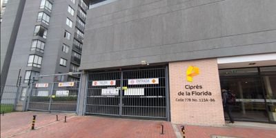 Apartamento en Ciprés de la florida venta de 87M², con vista exterior, ubicado en un 1er piso (Torre 2 Apto 104), acceso por hall de la torre, parqueadero propio cubierto (114). Consta de 3 habitaciones, 3 baños, sala comedor, cocina integral y zona de lavandería. Tiene piso laminado en habitaciones y zona social y cerámico en baños y cocina. El conjunto cuenta con salón comunal, zonas verdes, parque infantil y vigilancia privada las 24 horas. Cerca a centro comercial Portal 80; cerca a almacenes de cadena Tienda D1, Tienda Ara, Exito, Surtimax; cerca a colegio Lucila Rubio de Laverde IED; cerca a paraderos de SITP; Vías de acceso por la Transversal 123A y Diagonal 77B. NID 37880936505
