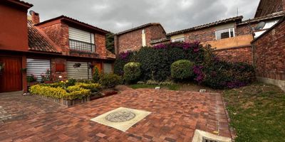 El conjunto Andes V, ofrece a sus residentes la oportunidad de disfrutar de un sitio tranquilo, ubicado en una de las mejores zonas del municipio de Chia, donde podras encontrar supermercados, gimnasios, sitios turisticos, transporte publico cercano, además de solo unos minutos de recorrido del centro comercial centro chía, Sabana Norte, y Fontanar. Disfruta de una casa de 103 mts, con 4 habitaciones incluyendo cuarto de servicio. Podrás disfrutar de inolvidables momentos gracias a su amplia zona social con chimenea y excelente vista al jardin de la casa, la casa cuenta con comedor independiente bastante amplio donde podrás disfrutar de espectaculares cenas y momentos especiales junto a tu familia. Tus hijos podrán disfrutar del parque privado y amplias zonas verdes del conjunto de manera segura y si lo requieres podrás hacer uso de un amplio salon comunal para tus reuniones especiales.