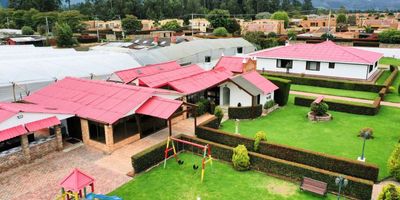 Rancho Los Gavilanes – Tu Refugio entre Naturaleza y Exclusividad ?✨

Más que una casa campestre, es un lugar donde la tranquilidad y la naturaleza se convierten en parte de tu día a día. Un espacio único con 532 m² construidos sobre un lote de 4.025 m², pensado para quienes sueñan con un estilo de vida campestre, sin renunciar a la comodidad y el confort.

La casa principal, con su sala–comedor iluminada por una acogedora chimenea, invita a compartir momentos inolvidables en familia. Sus amplios espacios incluyen cocina integral, 3 habitaciones más estudio, y un diseño que respira calidez y armonía.

Cada rincón está creado para disfrutar: una capilla privada para la calma interior, un salón de eventos donde celebrar los grandes momentos de la vida, zona BBQ al aire libre para tardes con amigos, y jardines con sistema de riego que mantienen viva la esencia natural del lugar.

Aquí, el tiempo transcurre diferente: más pausado, más sereno, más tuyo.
Un refugio perfecto donde la exclusividad se encuentra con la naturaleza, y donde cada día puede sentirse como una escapada.

Rancho Los Gavilanes no es solo una propiedad, es el lugar donde tu nueva historia puede comenzar.