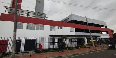 Apartamento iluminado ubicado en un octavo piso con, excelente vista hacia el oriente, en conjunto residencial en Engativá. Cuenta con sala comedor, cocina integral con zona de ropas , baño social, tres habitaciones, una con closet y la principal con baño privado. El conjunto tiene salón comunal, bicicletero y vigilancia 24-7. Cómodas Vias de acceso como la Av Mutis y calle 72, A pocas cuadras de tiendas como D1