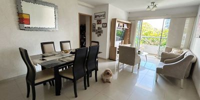 Apartamento iluminado y ventilado con un area de 111.27 m2, consta de sala, comedor, balcon con vista externa, cocina integral, zona de labores, cuarto y baño de servicio, tres alcobas, principal con baño y vestier, baño auxiliar, pisos en porcelanato, un garaje cubierto. Edificio cuenta con porteria, ascensor, citofono, gimnasio, piscina, parqueadero para visitantes, shut de basura, planta electrica para areas comunes, buena ubicación cerca de parque, supermercados, transporte público cercano, barrio La Campiña estrato 5.