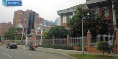 Oficina duplex para venta de 49,84 metros cuadrados aproximadamente, distribuidos así: primer piso de 25,97 metros cuadrados aproximados y segundo nivel de 23,87 metros cuadrados aproximadamente con aire acondicionado en cada nivel. Tiene parqueadero cubierto sencillo. En unidad cerrada con 2 porterías, auditorio con capacidad para 70 personas, sala de juntas, cafetería, lavado de vehículos, shuts de basuras, ascensor, baños en zonas comunes para hombres, mujeres y discapacitados y parqueadero para visitantes. Ubicada en sector de Milla de Oro, con cercanía a los centros comerciales Oviedo y Santa Fe, a la Universidad Eafit, a las estaciones Aguacatala y Poblado del Sistema Metro de Medellín; y por estar cerca a vía principal, cuenta con fácil acceso a transporte público. Es de aclarar que la cuota de administración, que a su vez abarca el servicio de acueducto, saneamiento y recolección de basuras, tiene un descuento del 5% por pronto pago hasta el dìa 15 de cada mes, quedando en $635