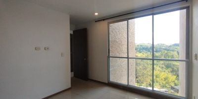 Apartamento en venta ubicado en el sector de Álamos de fácil acceso y ventilación e iluminación natural. Cuenta con tres alcobas y dos baños, pisos en porcelanato, salacomedor, estufa y calentador a gas, cocina integral tipo americano, zona de ropas y balcón. En conjunto cerrado con ascensores, piscina, gimnasio, salón comunal, sauna turco, parques infantiles, placa polideportiva, zonas verdes, un parqueadero cubierto y planta eléctrica. Ademas con circuito cerrado de tv y vigilancia las 24 horas.