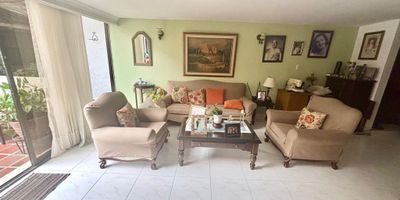 casa excelente ubicación  consta de sala, comedor, sala de televisión, baño social,  cocina  semi integral, zona de oficios, cuarto de servicio y baño, depósito , tres habitaciones con closet , habitación principal   con baño  , baño de alcobas , estudio amplio. Parqueadero. Aparta estudio con habitación y baño.